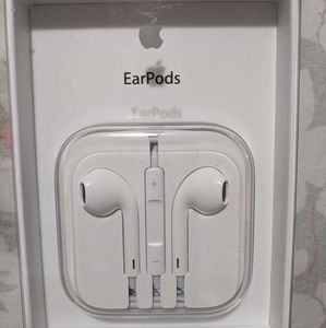 Apple EarPods with Remote and Mic 3.5 mm plug